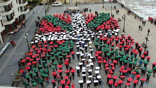 Pasa den otsailaren 9an, Gure esku dago ekimenak deituta, Zarazko Munoa plazan egin zuten ikurrina erraldoia.