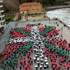 Pasa den otsailaren 9an, Gure esku dago ekimenak deituta, Zarazko Munoa plazan egin zuten ikurrina erraldoia.