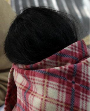 韩国沉船中唯一一名遇难的船员朴智英“比船长更像船长”，韩媒这样评价道。据韩国《中央日报》17日报道，韩国“岁月号”客船在16日早上沉没后，首位被确认身份的遇难者朴智英(22岁)为了救援乘客把救生衣让给学生，自己并没有穿救生衣。韩国海岸警卫队17日表示，已打捞起25具乘客的尸体，179人获救，271人失踪，船上的2名中国乘客也未找到。