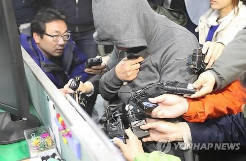 韩国沉船中唯一一名遇难的船员朴智英“比船长更像船长”，韩媒这样评价道。据韩国《中央日报》17日报道，韩国“岁月号”客船在16日早上沉没后，首位被确认身份的遇难者朴智英(22岁)为了救援乘客把救生衣让给学生，自己并没有穿救生衣。韩国海岸警卫队17日表示，已打捞起25具乘客的尸体，179人获救，271人失踪，船上的2名中国乘客也未找到。