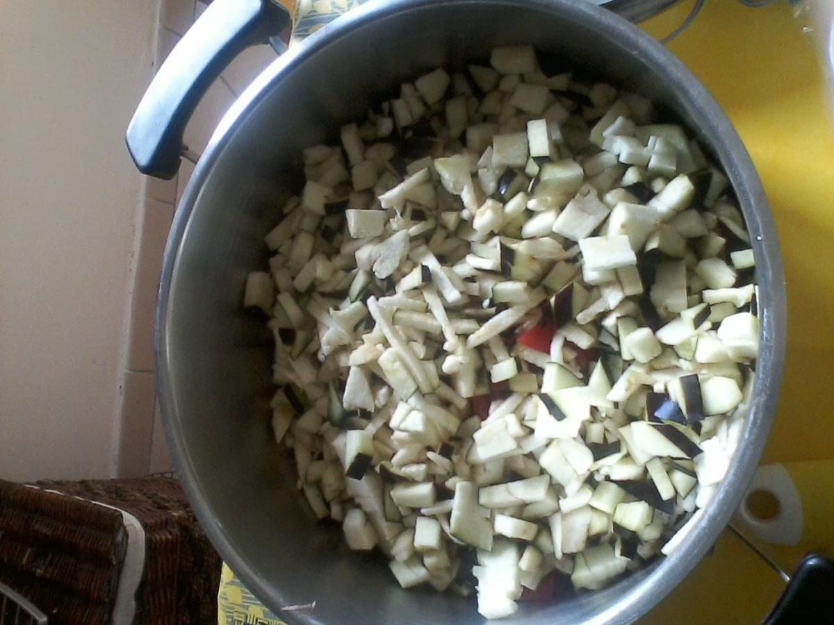 "Verdure tagliate con aggiunta di pinoli"