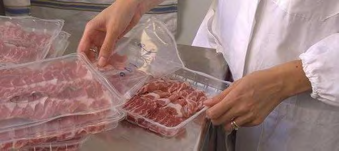 Preparazione dei campioni di salume nel packaging innovativo da sottoporre all'analisi sensoriale