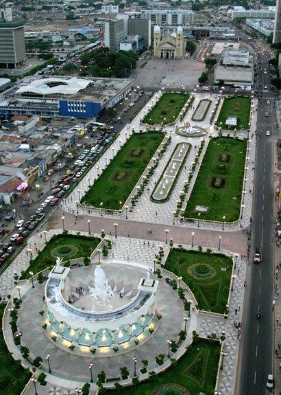 Plaza y Monumento a la Chinita y Basílica de Nuestra Señora de Chiquinquirá