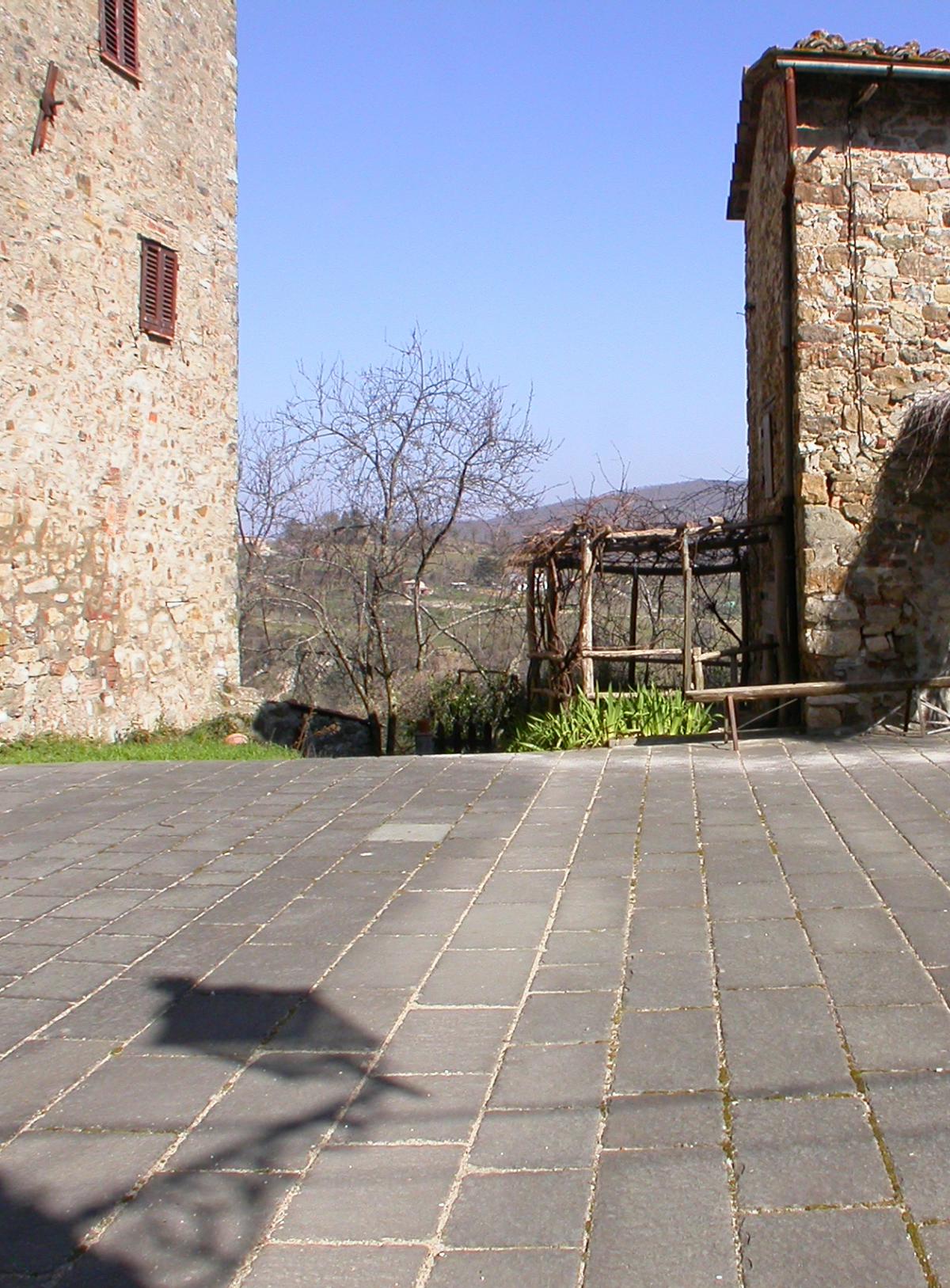 Lastrico di Pietra Macigno di Greve finitura fiammata, Comune di Castelnuovo Val di Cecina