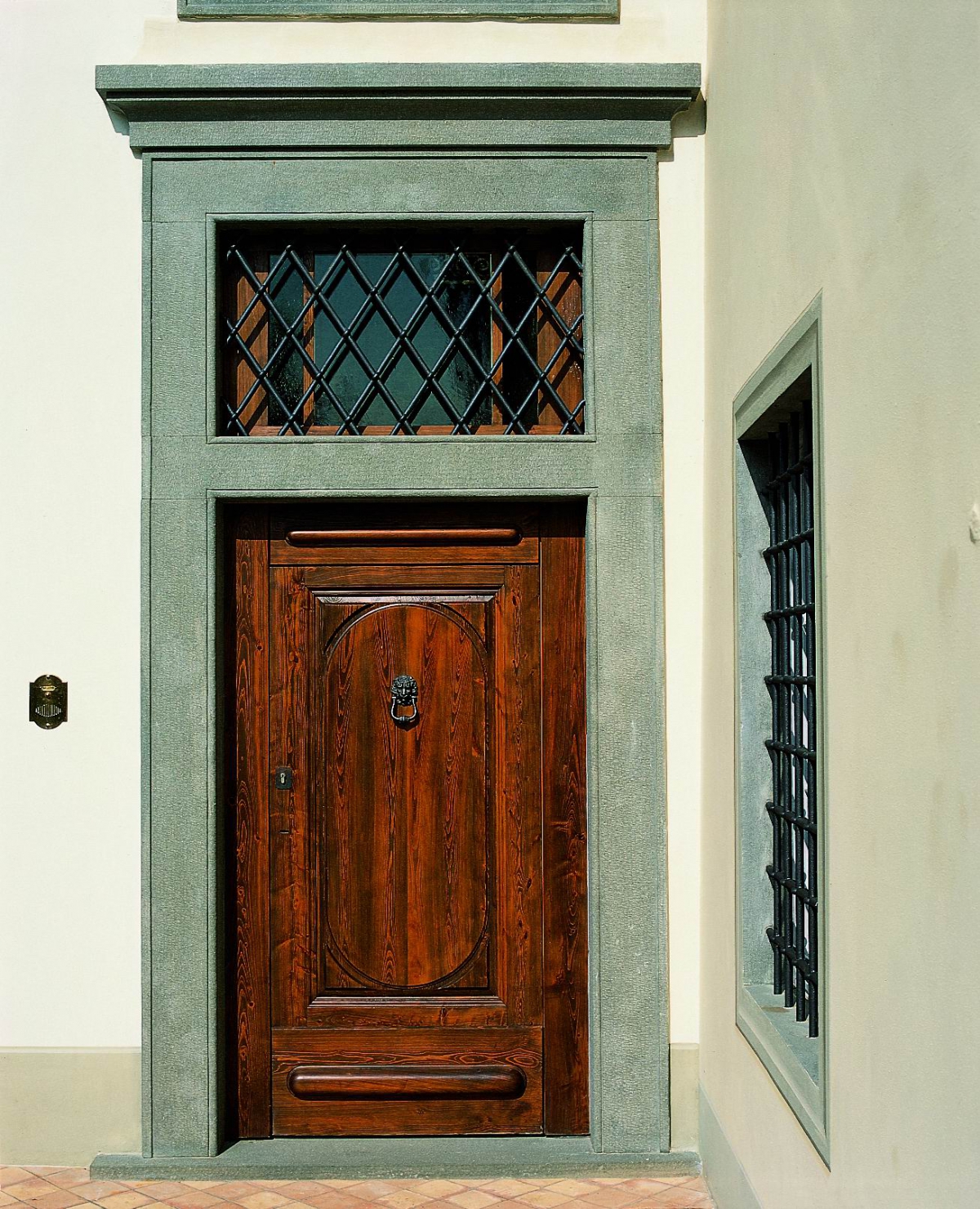 Cornice porta con sopraluce di Pietra Macigno di Greve scalpellata a mano