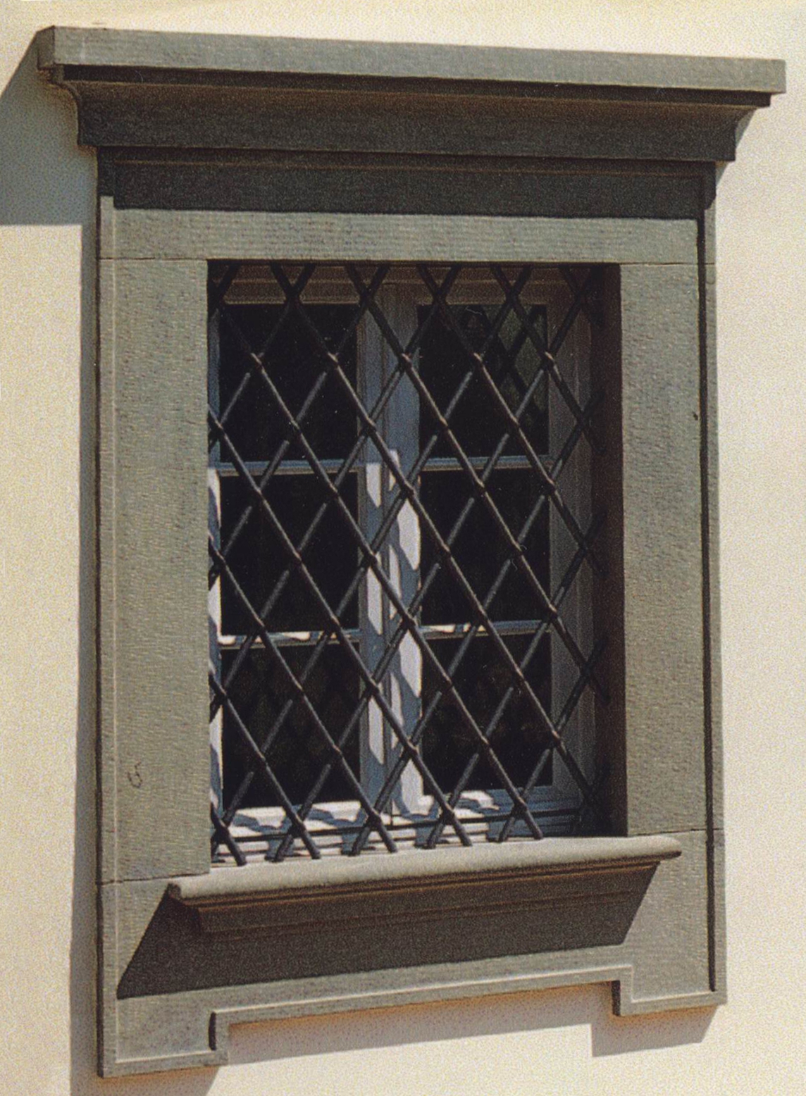 Cornice per finestra di Pietra Macigno di Greve scalpellata a mano