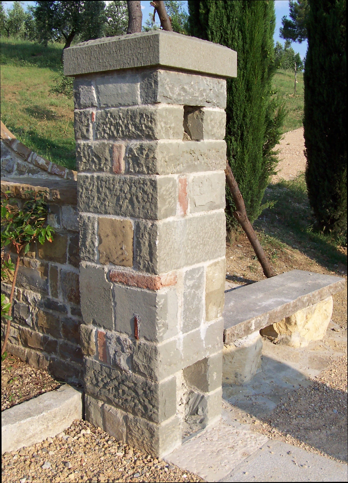 Pilastro di Pietra Macigno di Greve e mattoni