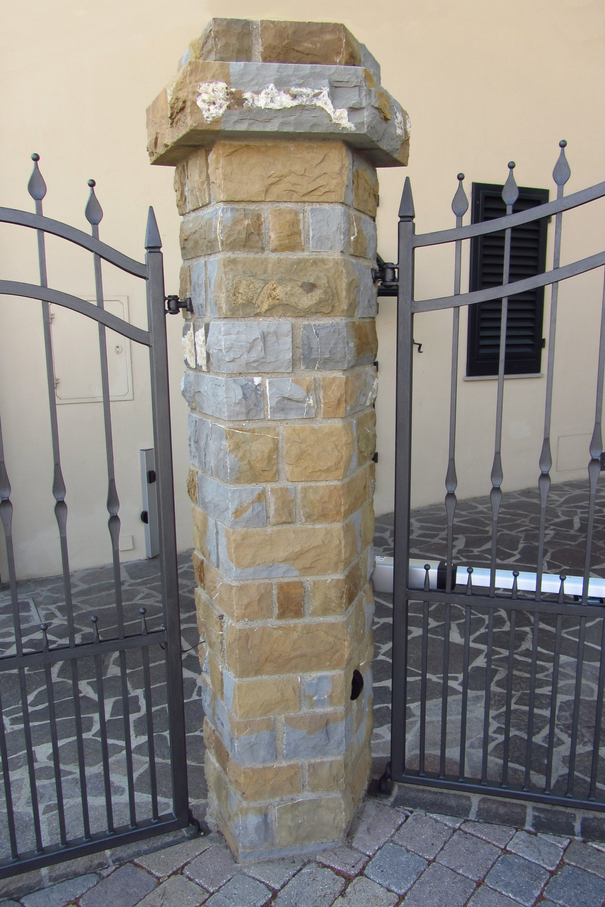 Pilastro bugnato di Pietra Forte