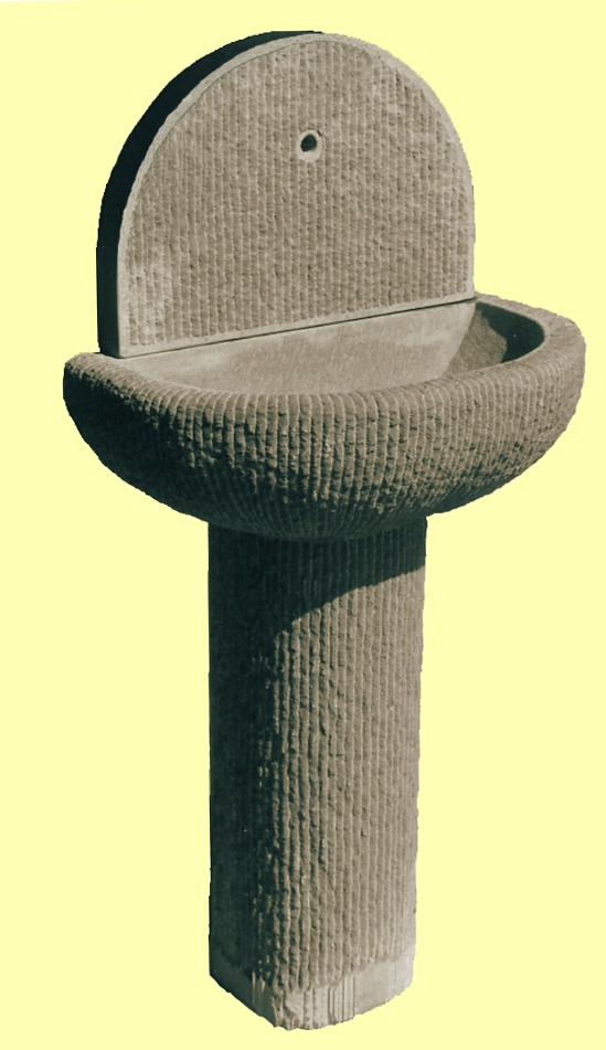 Fontana con catino semicircolare finitura subbiata Pietra Macigno di Greve