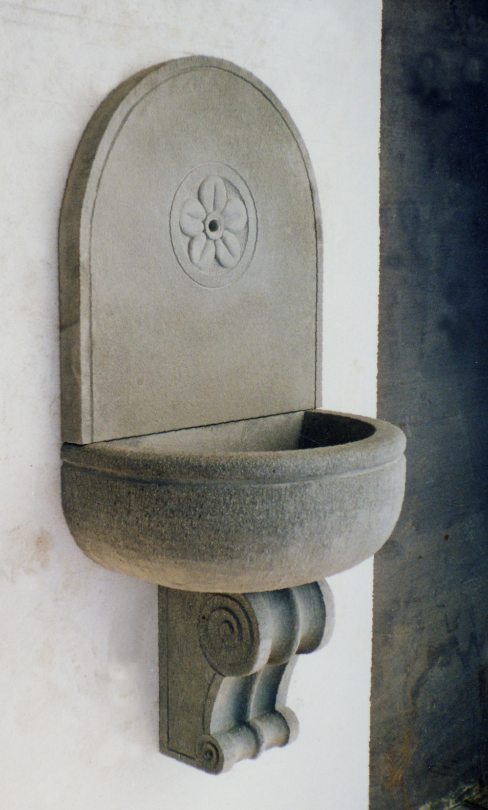 Fontana decorata con catino semicircolare finitura scalpellata a mano, Pietra Macigno di Greve