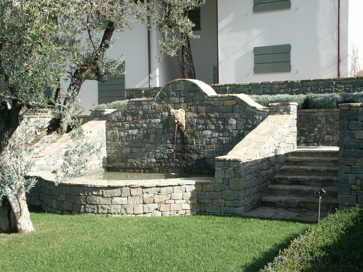 Fontana di Pietraforte e macigno