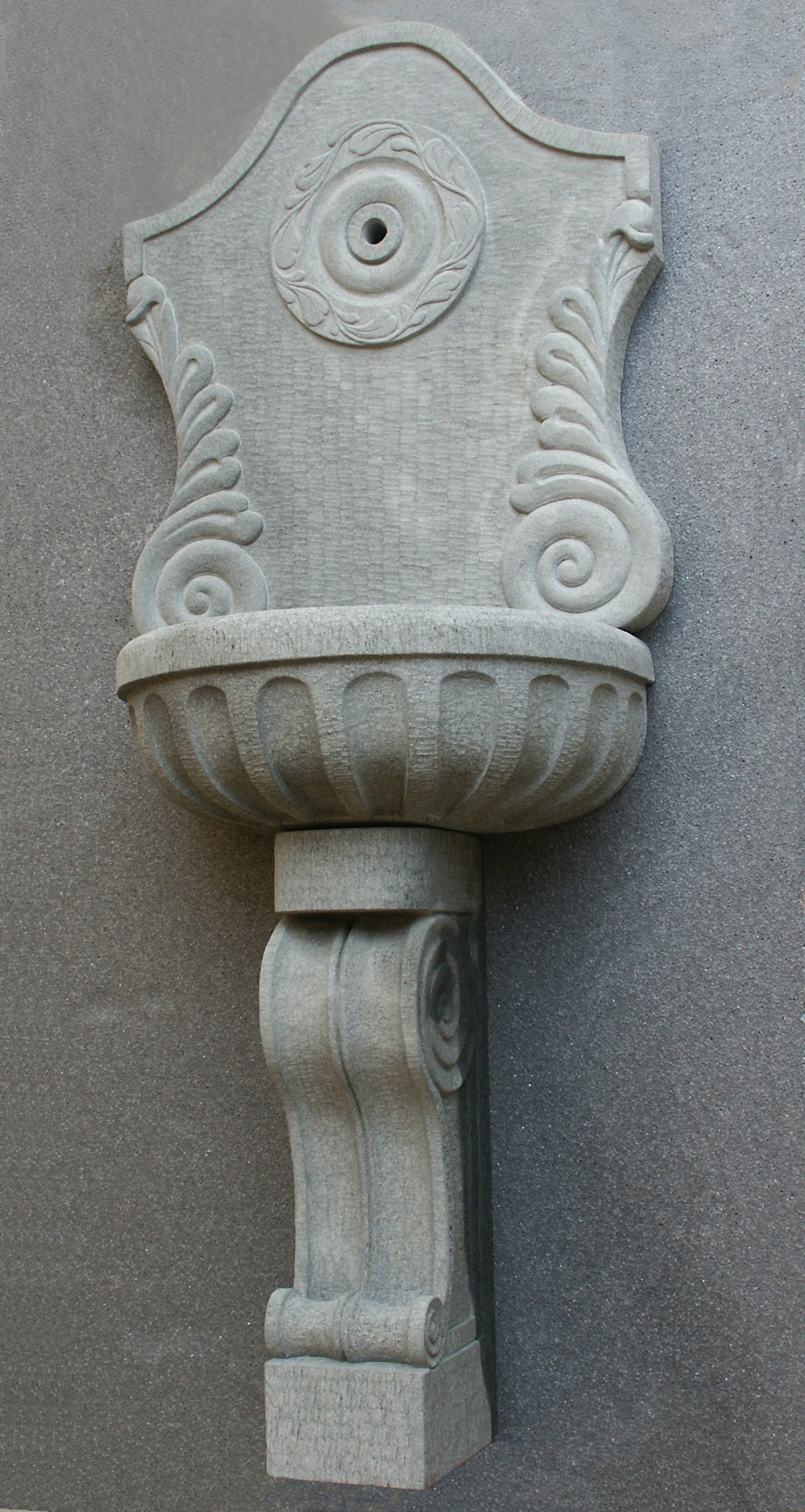 Fontana decorata con catino semicircolare finitura scalpellata Pietra Macigno di Greve 