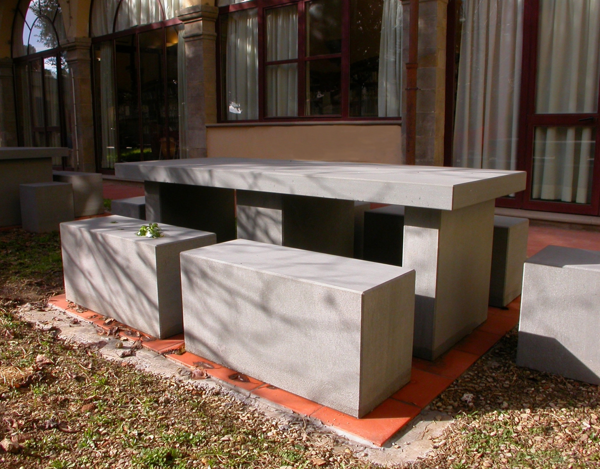 Tavolo e sedute moderne di Pietra Macigno di Greve masselli San Casciano Val di Pesa Museo di Arte Sacra - cortile