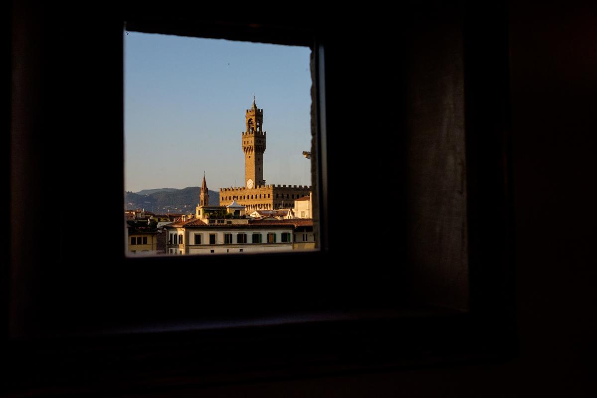 从佛罗伦萨一家酒店的天台俯瞰旧宫（Palazzo Vecchio）