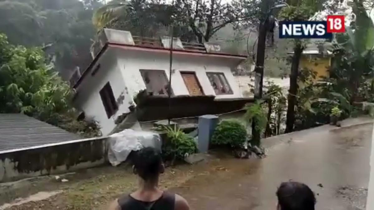 Kerala Flood 2021 | House Washed Away By Strong Kerala Flood | Viral Video | Kerala Rain |CNN News18