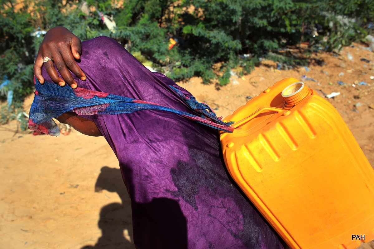 Dziewczynka niosąca wodę, Somalia 2015. Fot. Jacek Marczewski/AG