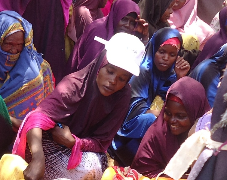 Halima uczy zasad higieny w obozie dla uchodźców wewnętrznych, Somalia 2015. Fot. PAH