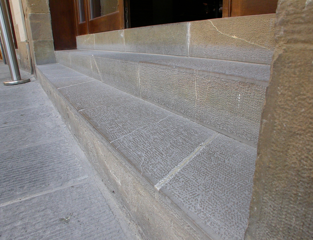 楼梯 in massello di Pietra Forte bocciardata a mano_Piazza Signoria_Firenze