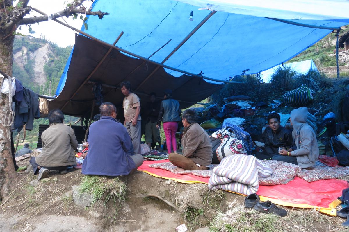 Mieszkańcy górkiej wioski w rejonie Sindupalchowk, Nepal, 2015 rok. Fot. PAH