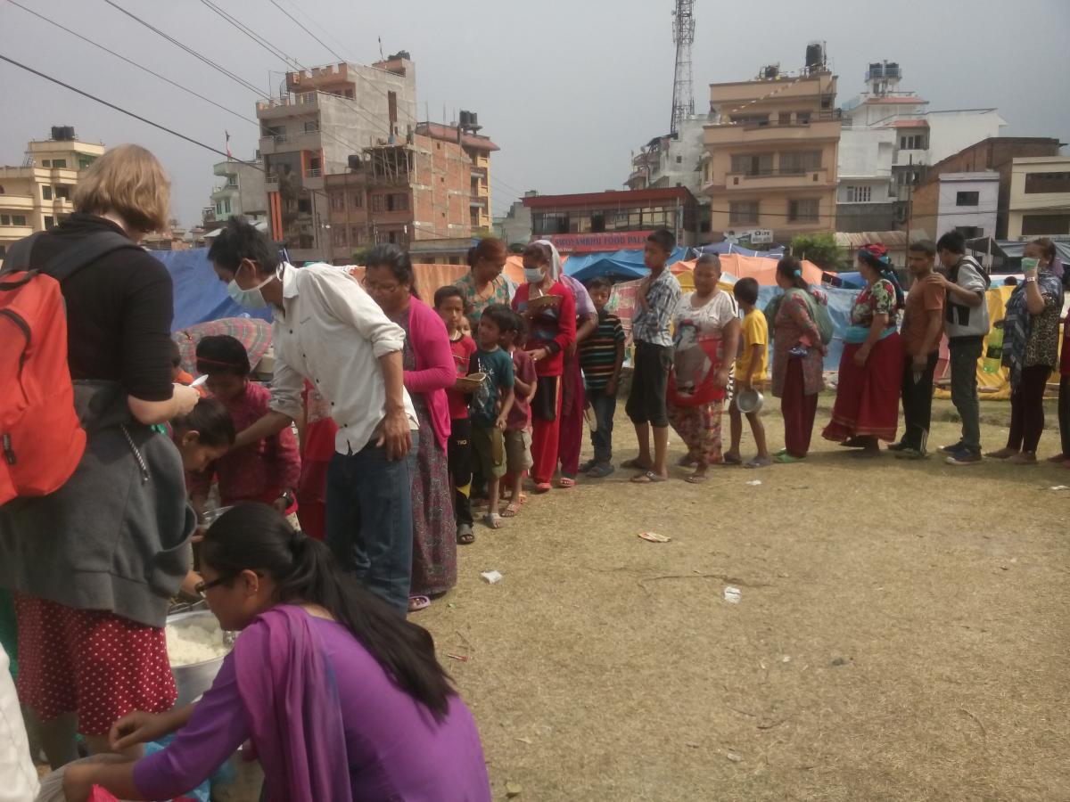Poszkodowani na skutek trzesięnia ziemi stojący w kolejce po żywność, Kathmandu, 2015. Fot. PAH