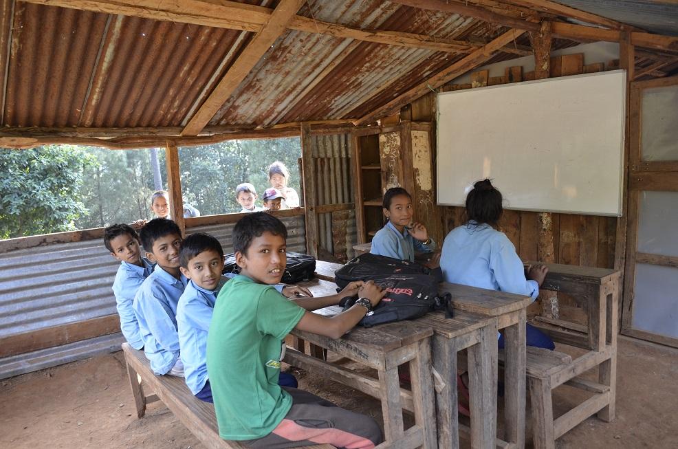 Uczniowie szkoły w Salmetar, w prowizorycznych budynkach z blachy, Nepal, 2016. Fot. PAH