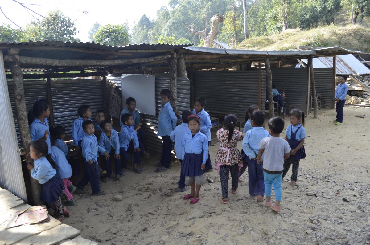 Uczniowie zniszczonej szkoły w Netrawoti w zastępczych pomieszczeniach, Nepal, 2015. Fot. PAH