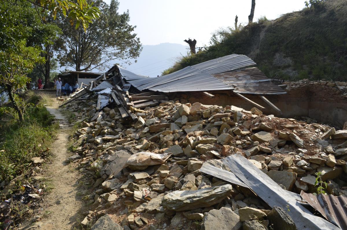 Ruiny szkoły w Gumdi, Nepal, 2015. Fot. PAH