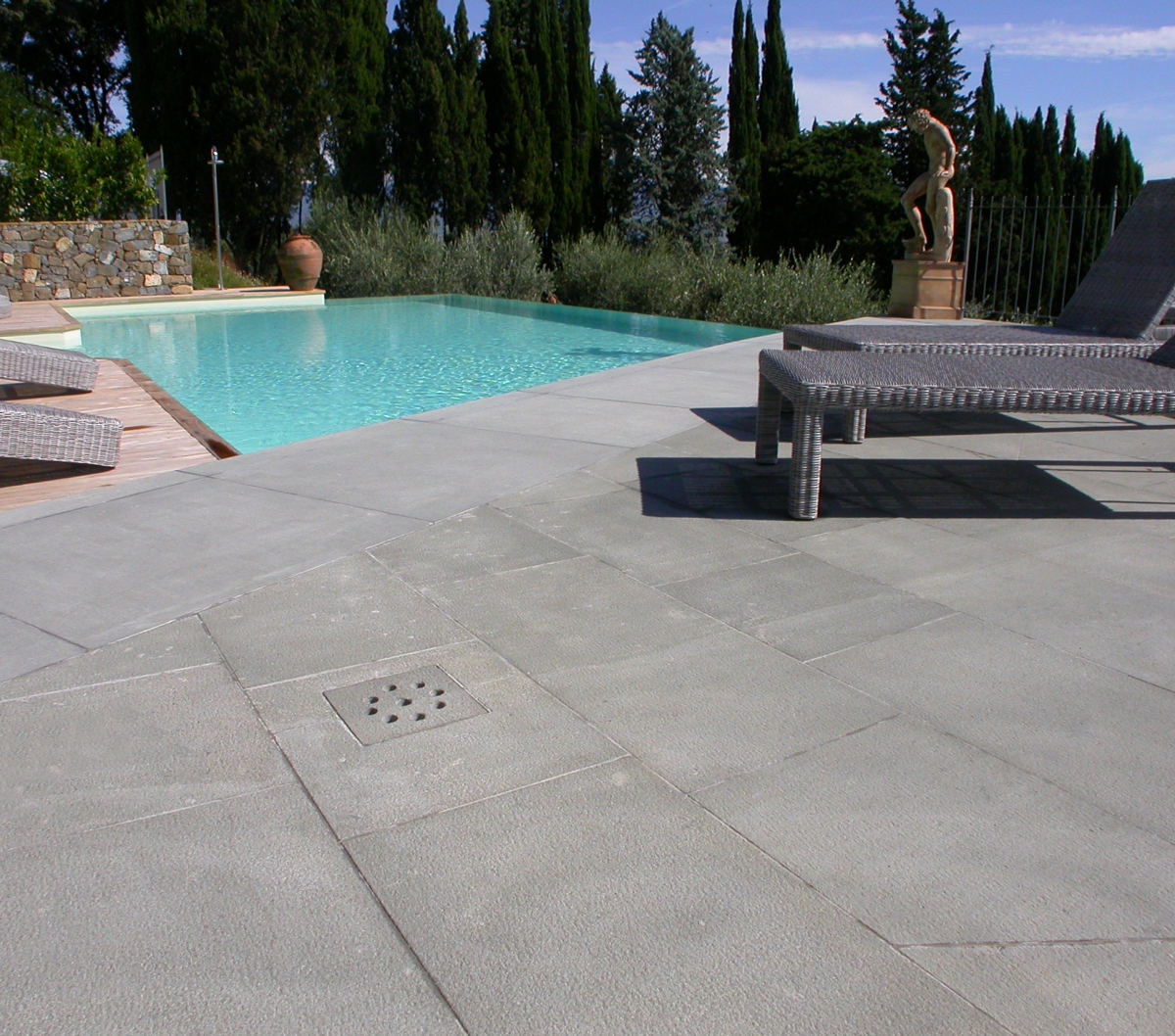 Pool copings and flooring of Pietra Macigno finishing hammered