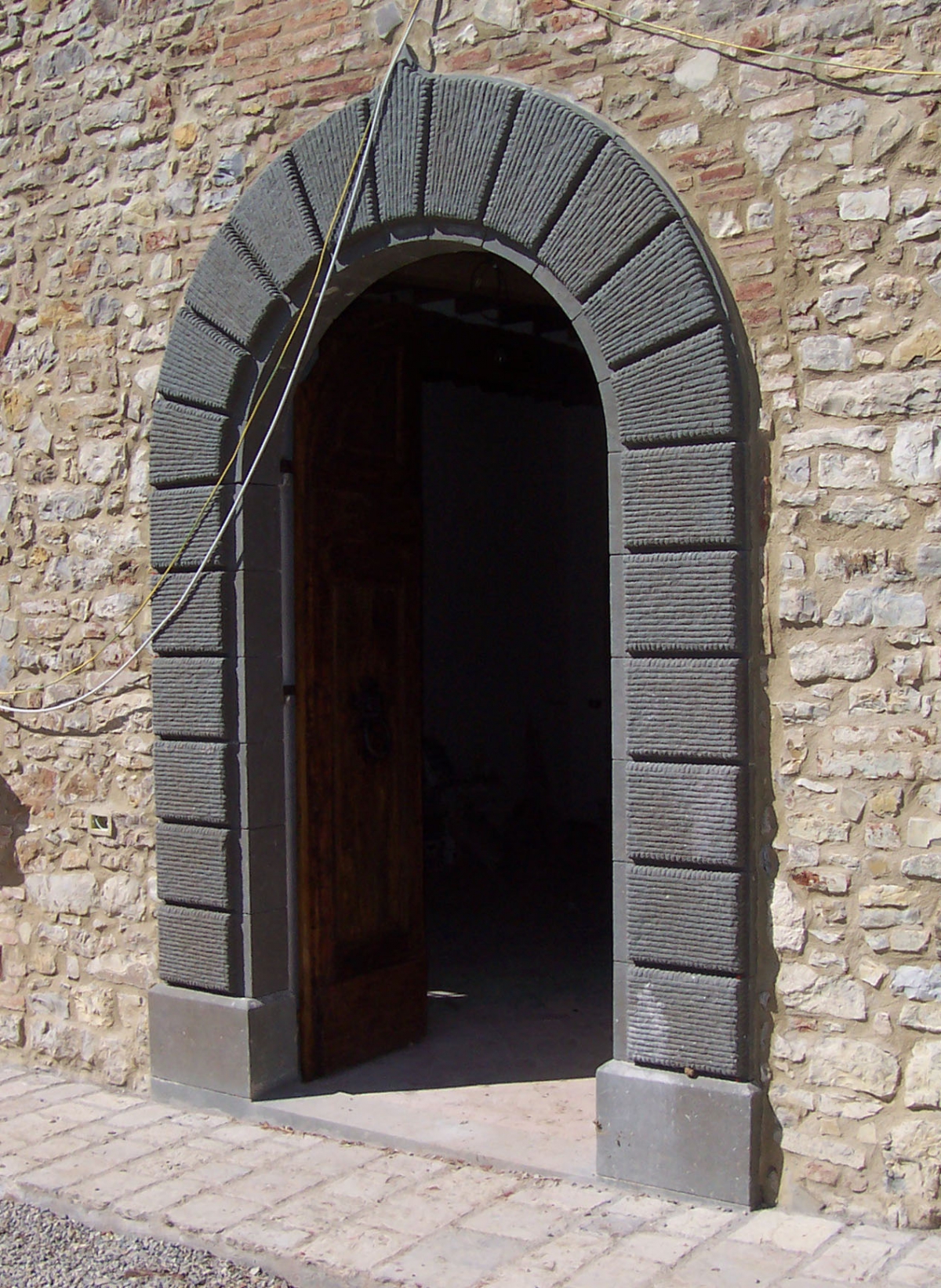 Portale ad arco of Pietra Macigno of Greve finishing subbiata