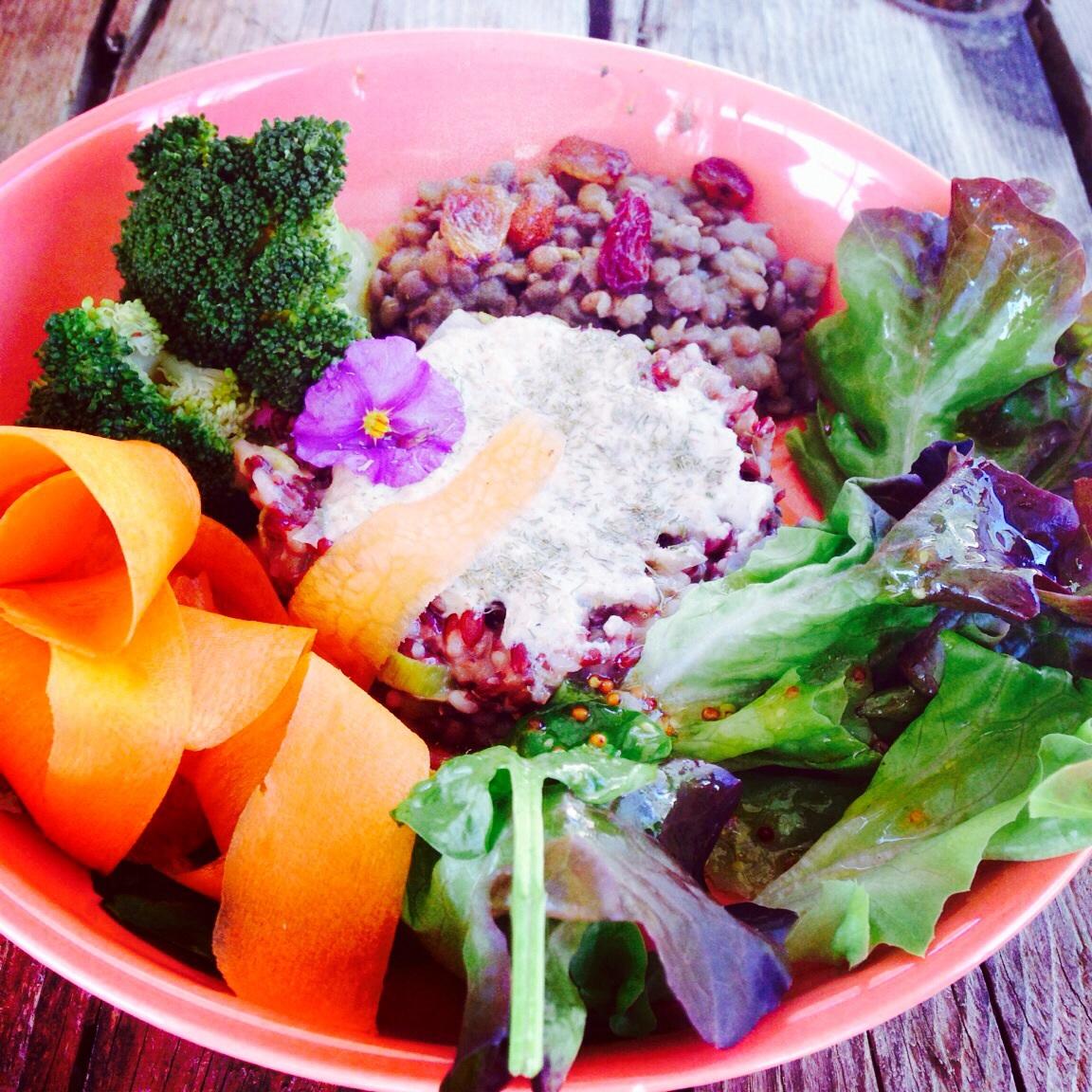Integral rice risotto with leeks and almond-dill cream. Sweet lentil, vegetables and green salad.