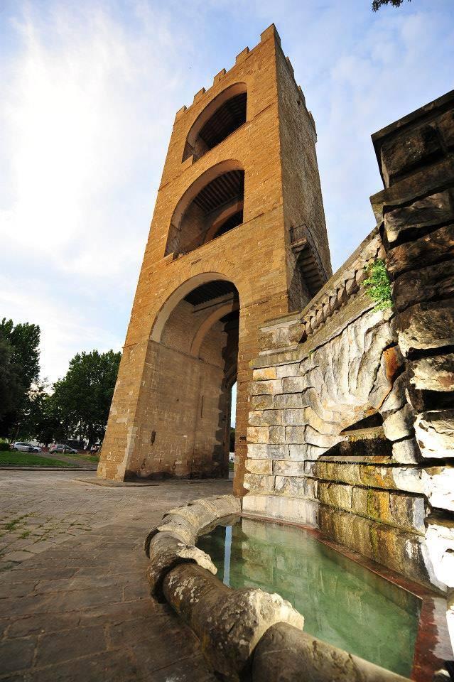 从Giuseppe Boggi广场仰望Torre San Niccolò塔楼