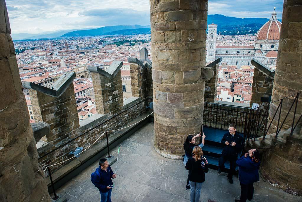 从塔楼顶端俯瞰阿诺尔福塔楼（Torre di Arnolfo）