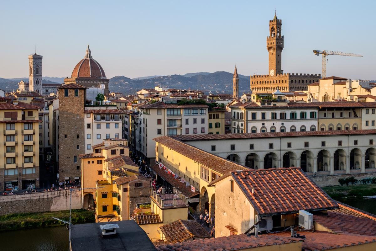 从佛罗伦萨一家酒店的露台俯瞰老桥（Ponte Vecchio）和瓦萨利长廊（Corridoio Vasariano）
