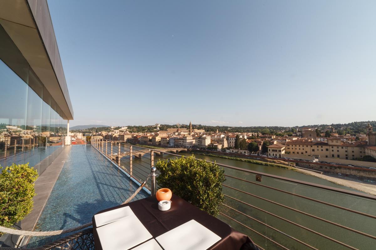 从佛罗伦萨一家酒店的天台俯瞰Lungarno