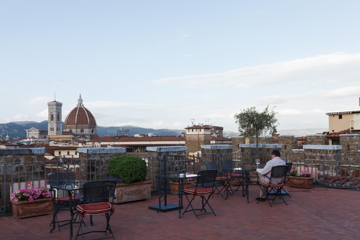 从佛罗伦萨一家酒店的天台俯瞰老城区的景观